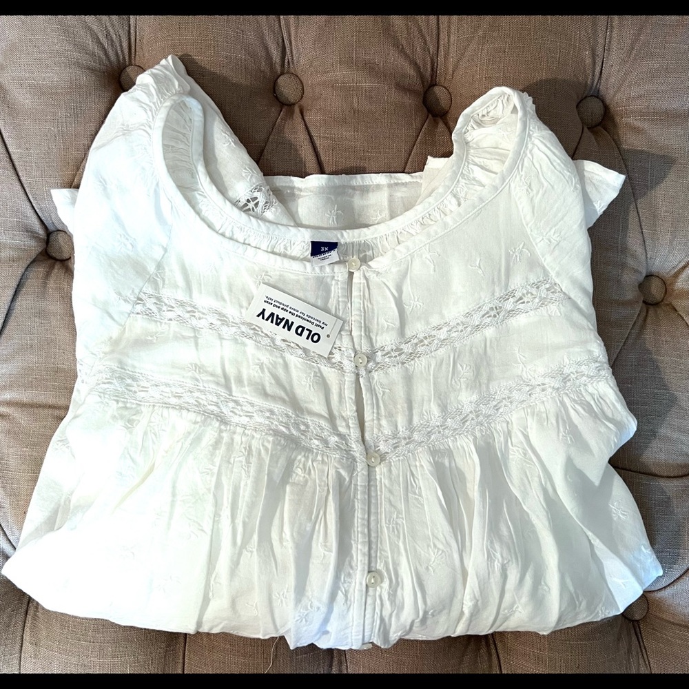 Old Navy White lace trim with dainty flower type design in the material. SZ 3x